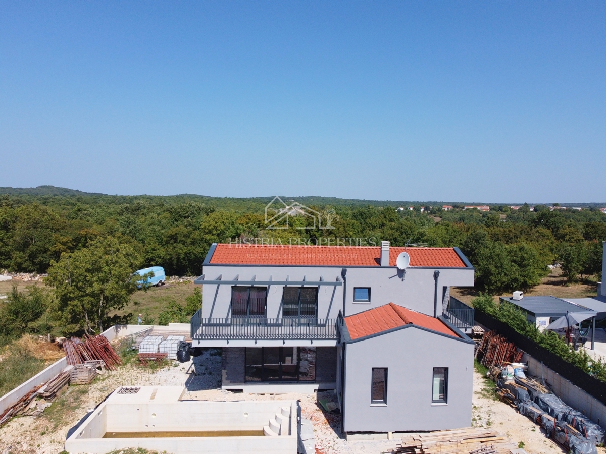 Mirna okolica in moderna vila z bazenom, idealna za sprostitev