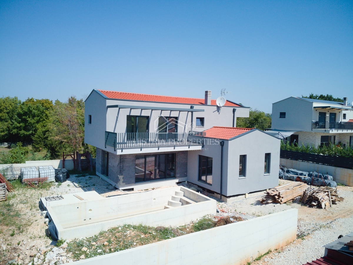 Mirna okolica in moderna vila z bazenom, idealna za sprostitev