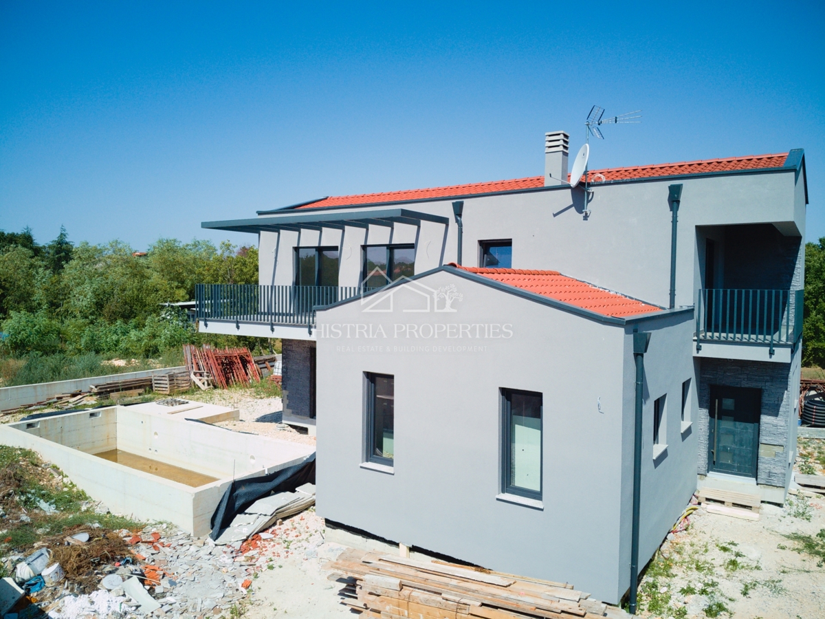 Mirna okolica in moderna vila z bazenom, idealna za sprostitev