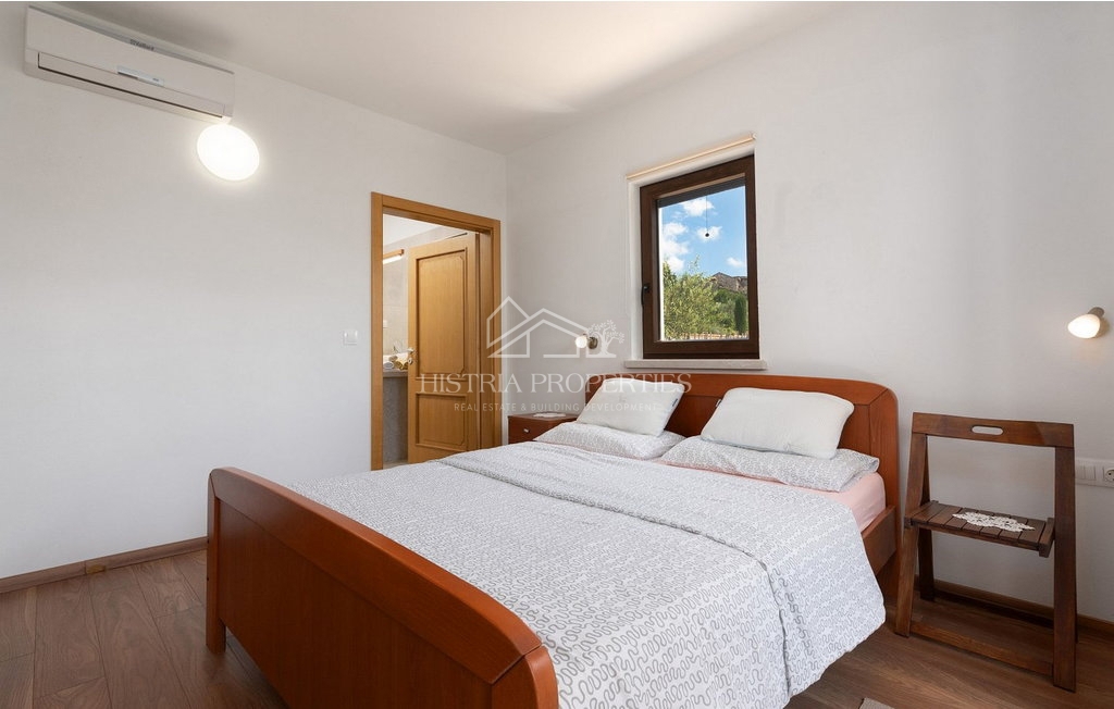 Tradicionalna hiša z bazenom na robu mirne istrske vasi