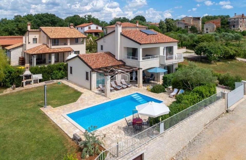 Tradicionalna hiša z bazenom na robu mirne istrske vasi