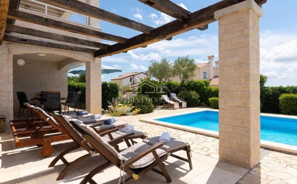 Tradicionalna hiša z bazenom na robu mirne istrske vasi