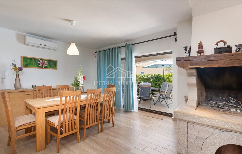 Tradicionalna hiša z bazenom na robu mirne istrske vasi