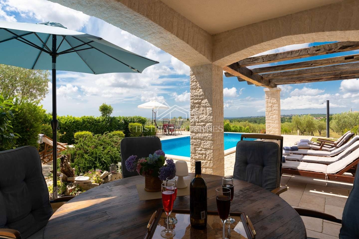 Tradicionalna hiša z bazenom na robu mirne istrske vasi