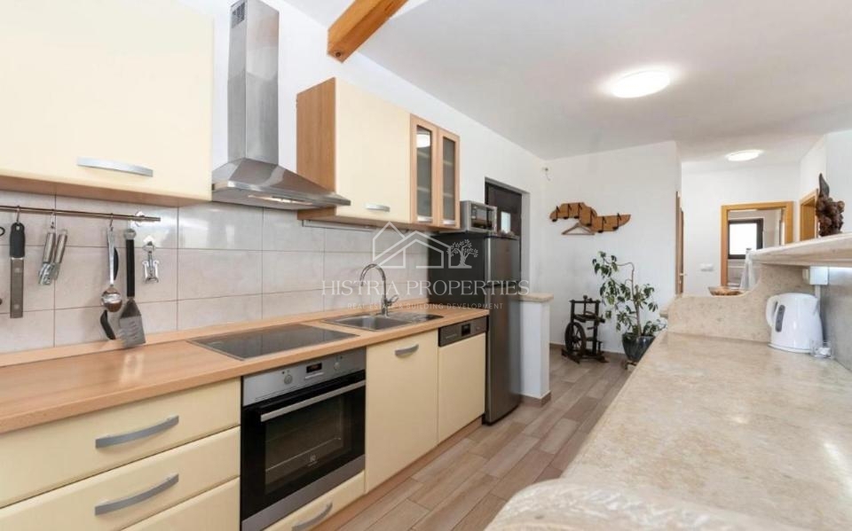 Tradicionalna hiša z bazenom na robu mirne istrske vasi