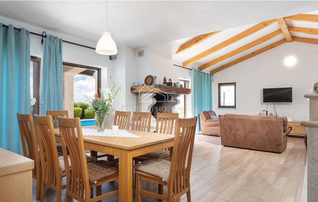 Tradicionalna hiša z bazenom na robu mirne istrske vasi