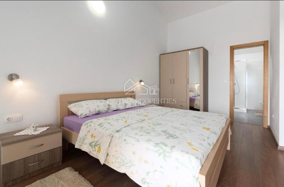 Tradicionalna hiša z bazenom na robu mirne istrske vasi