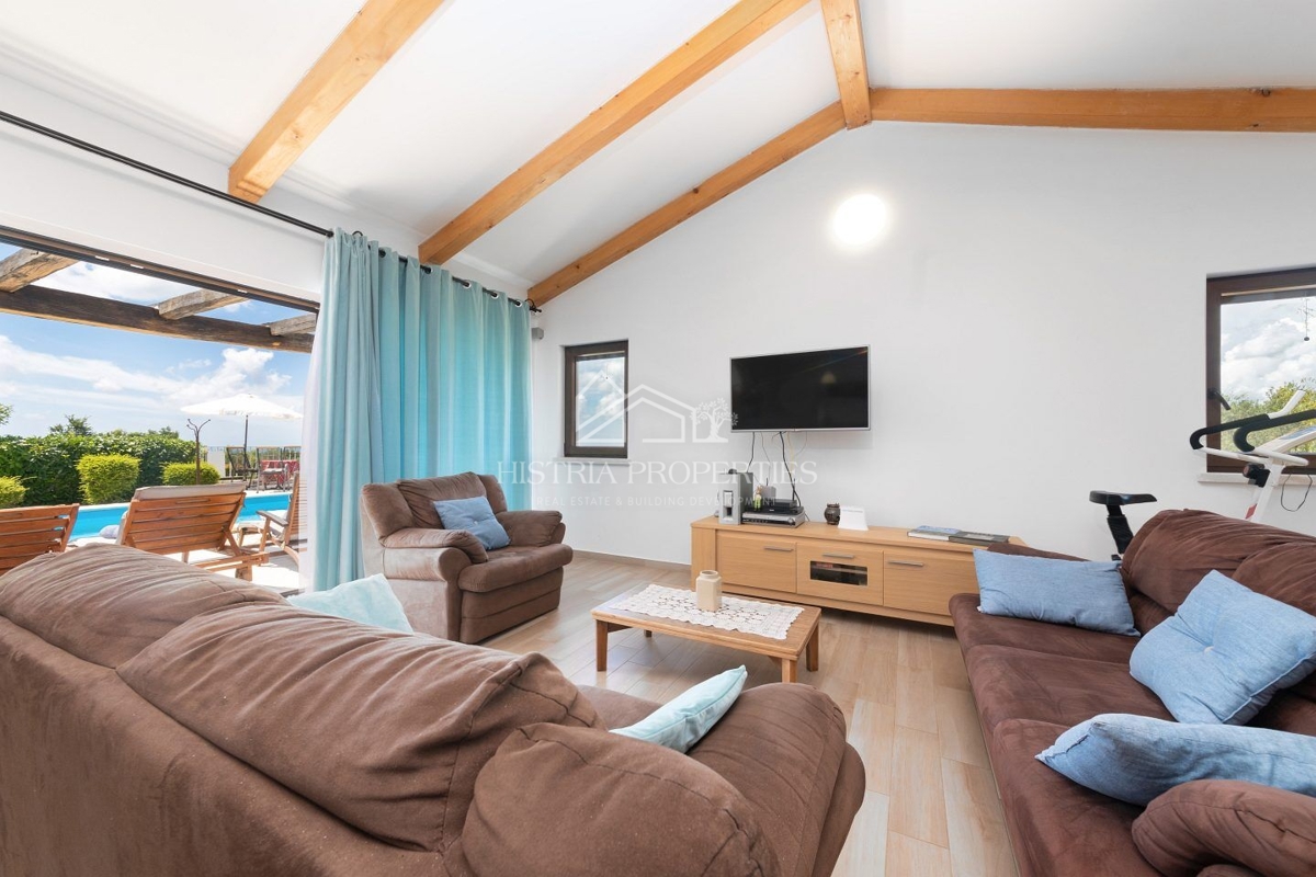 Tradicionalna hiša z bazenom na robu mirne istrske vasi