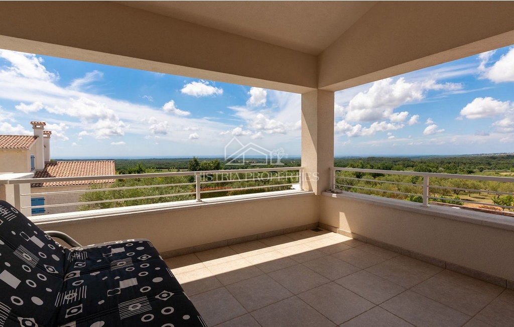 Tradicionalna hiša z bazenom na robu mirne istrske vasi