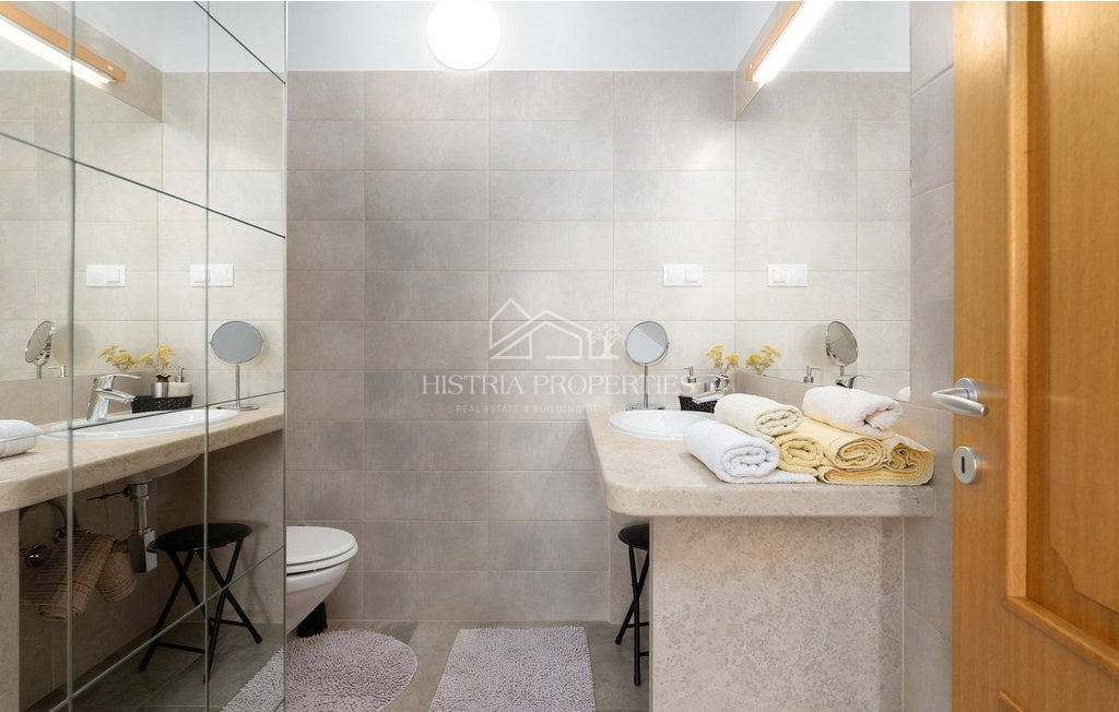 Tradicionalna hiša z bazenom na robu mirne istrske vasi