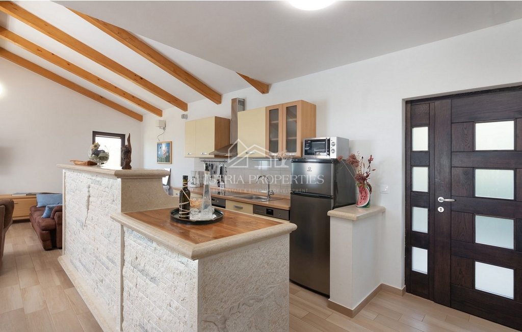 Tradicionalna hiša z bazenom na robu mirne istrske vasi