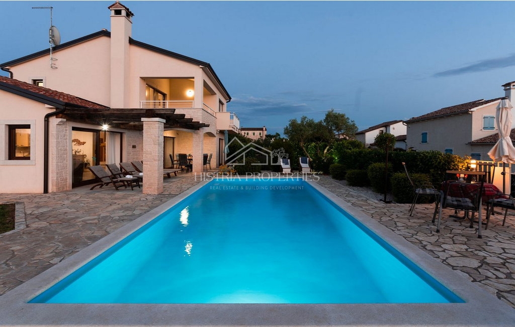 Tradicionalna hiša z bazenom na robu mirne istrske vasi