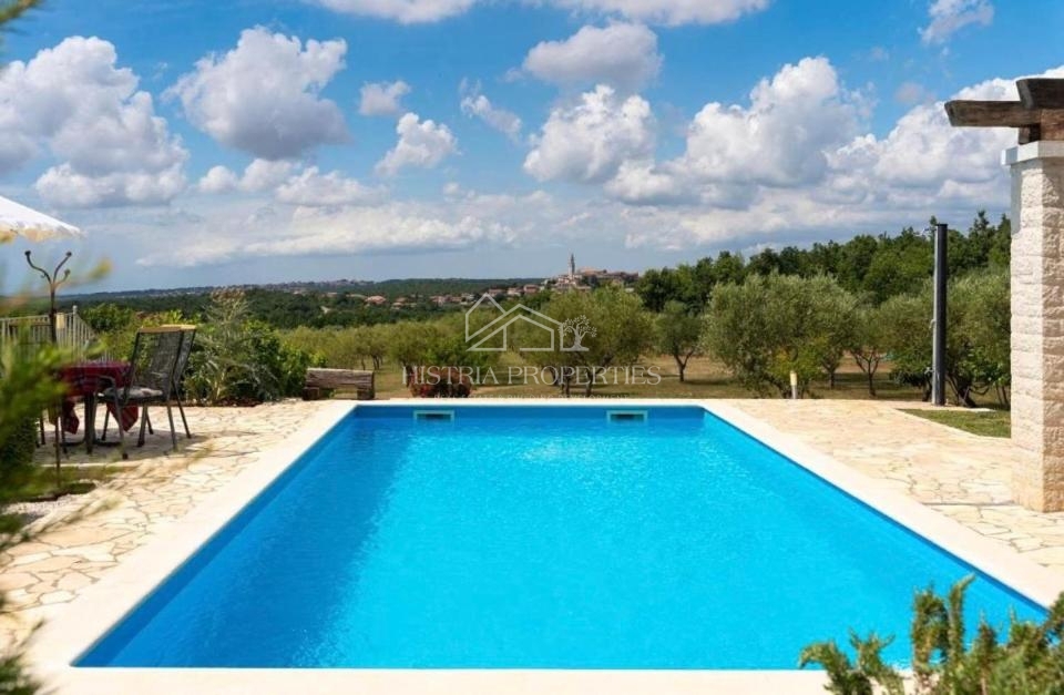 Tradicionalna hiša z bazenom na robu mirne istrske vasi