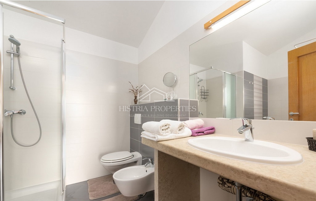 Tradicionalna hiša z bazenom na robu mirne istrske vasi