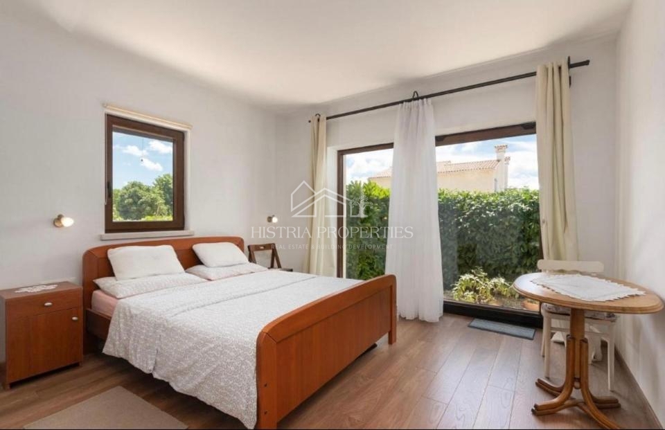 Tradicionalna hiša z bazenom na robu mirne istrske vasi