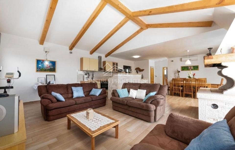 Tradicionalna hiša z bazenom na robu mirne istrske vasi