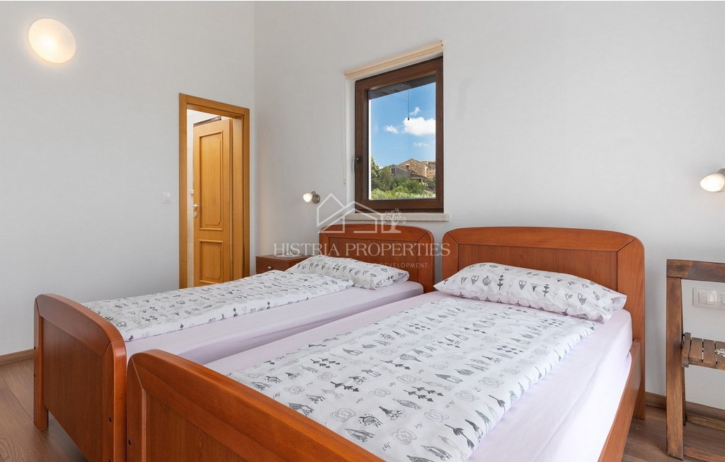 Tradicionalna hiša z bazenom na robu mirne istrske vasi