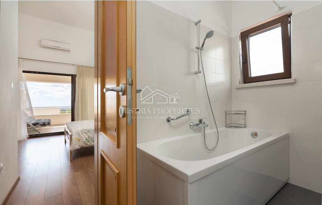 Tradicionalna hiša z bazenom na robu mirne istrske vasi