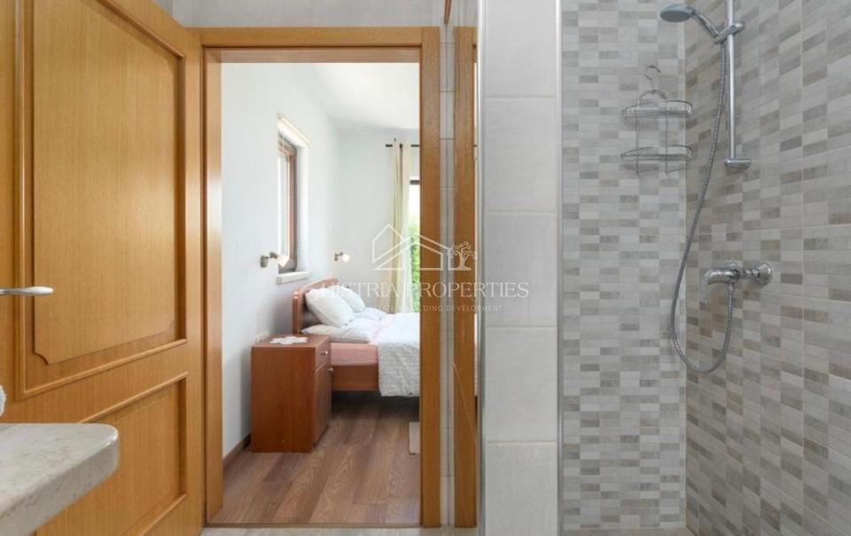 Tradicionalna hiša z bazenom na robu mirne istrske vasi