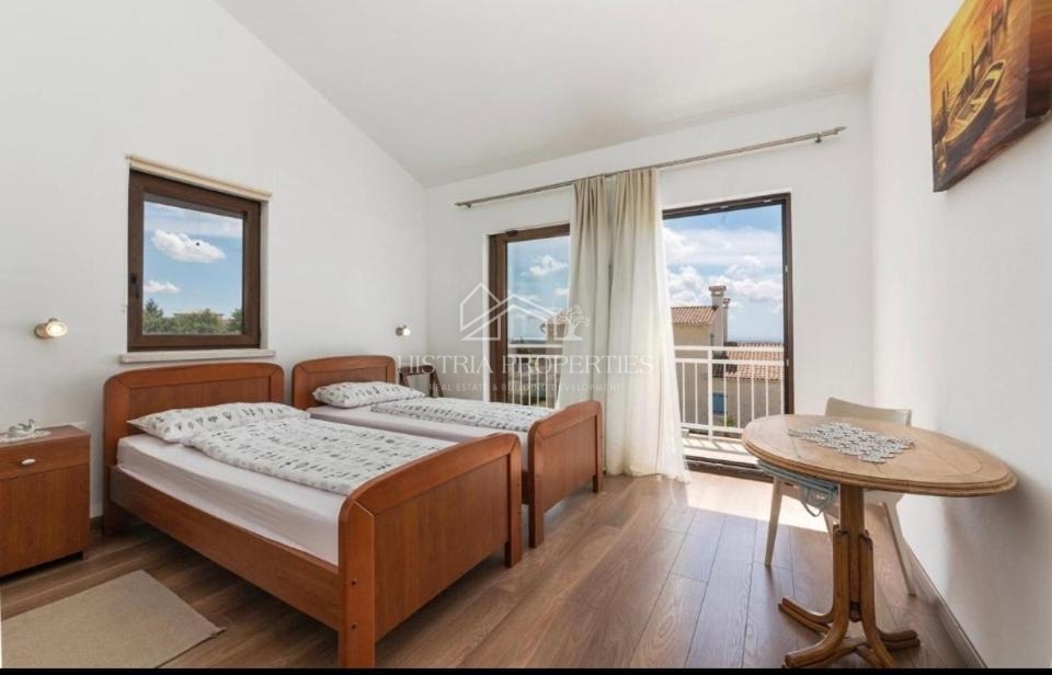 Tradicionalna hiša z bazenom na robu mirne istrske vasi