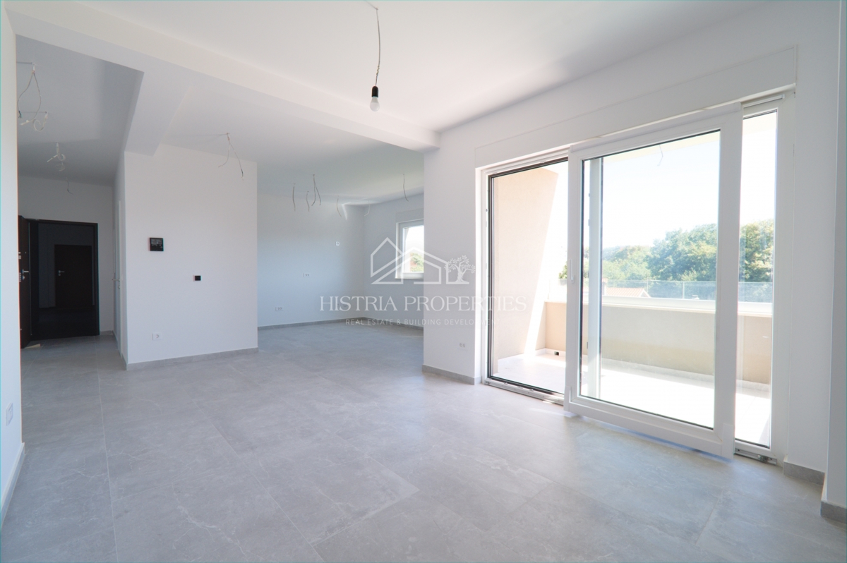 stanovanje v novi stavbi z dvigalom in teraso s pogledom na morje, takoj vseljivo