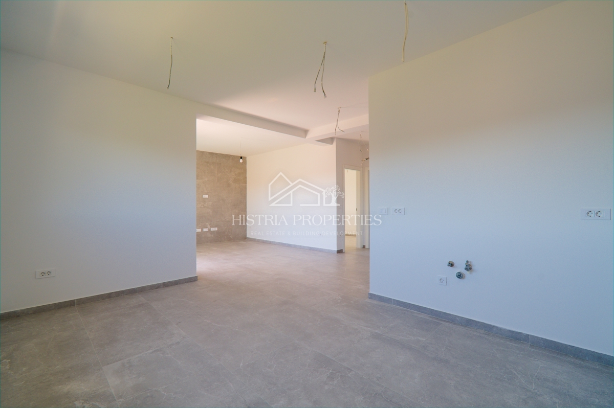 stanovanje v novi stavbi z dvigalom in teraso s pogledom na morje, takoj vseljivo