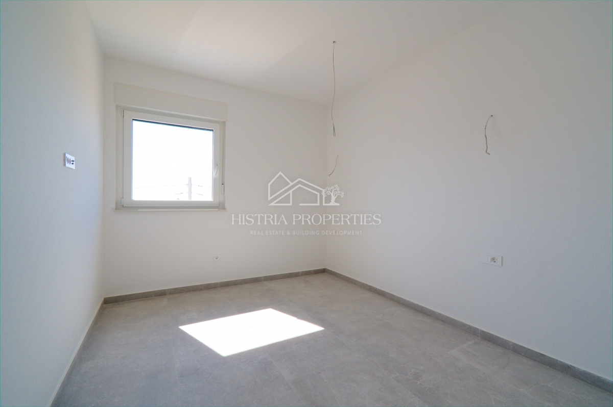 stanovanje v novi stavbi z dvigalom in teraso s pogledom na morje, takoj vseljivo