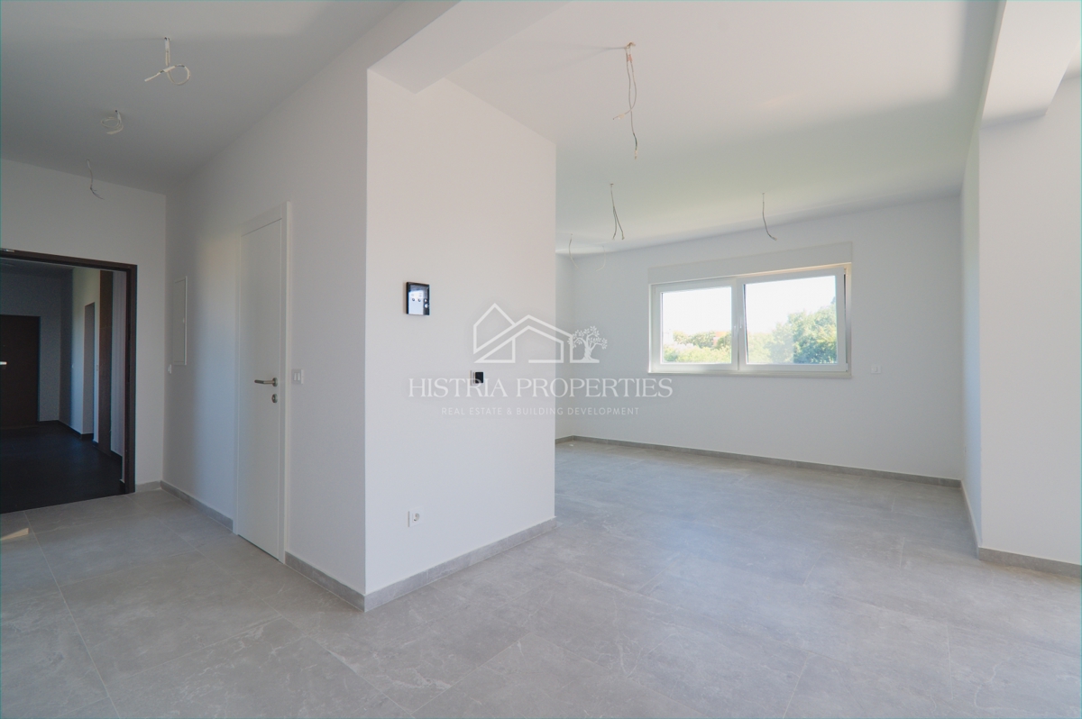 stanovanje v novi stavbi z dvigalom in teraso s pogledom na morje, takoj vseljivo