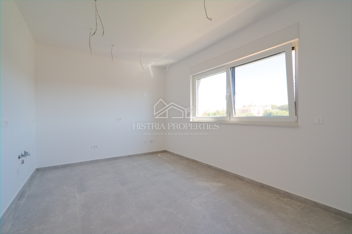 stanovanje v novi stavbi z dvigalom in teraso s pogledom na morje, takoj vseljivo