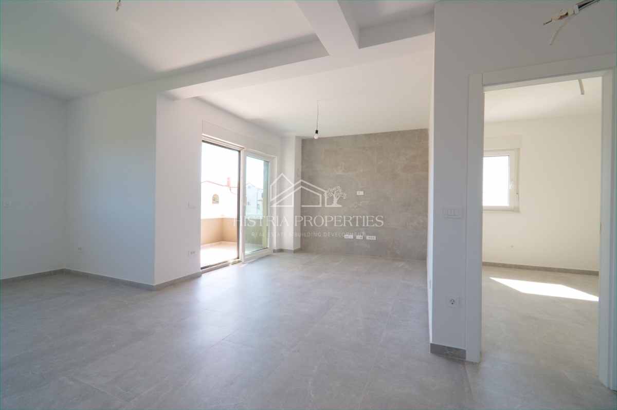 stanovanje v novi stavbi z dvigalom in teraso s pogledom na morje, takoj vseljivo