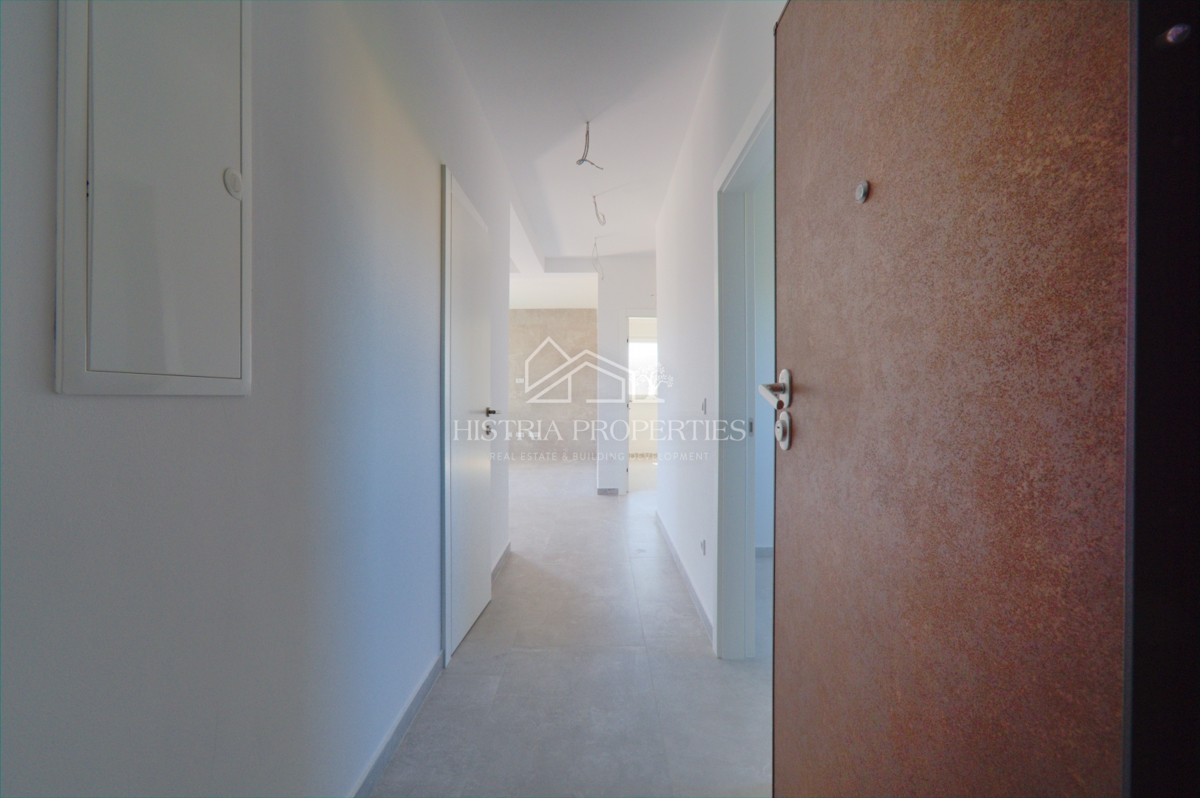 stanovanje v novi stavbi z dvigalom in teraso s pogledom na morje, takoj vseljivo