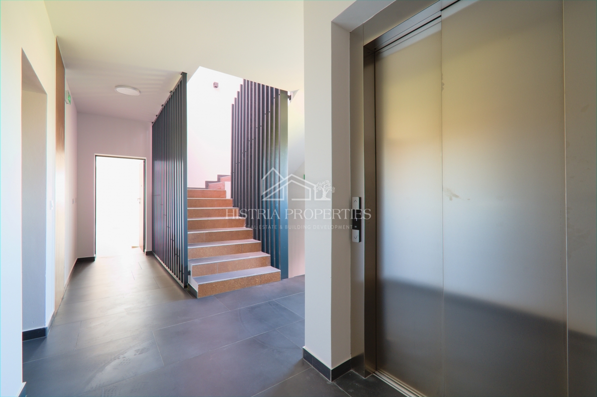 stanovanje v novi stavbi z dvigalom in teraso s pogledom na morje, takoj vseljivo