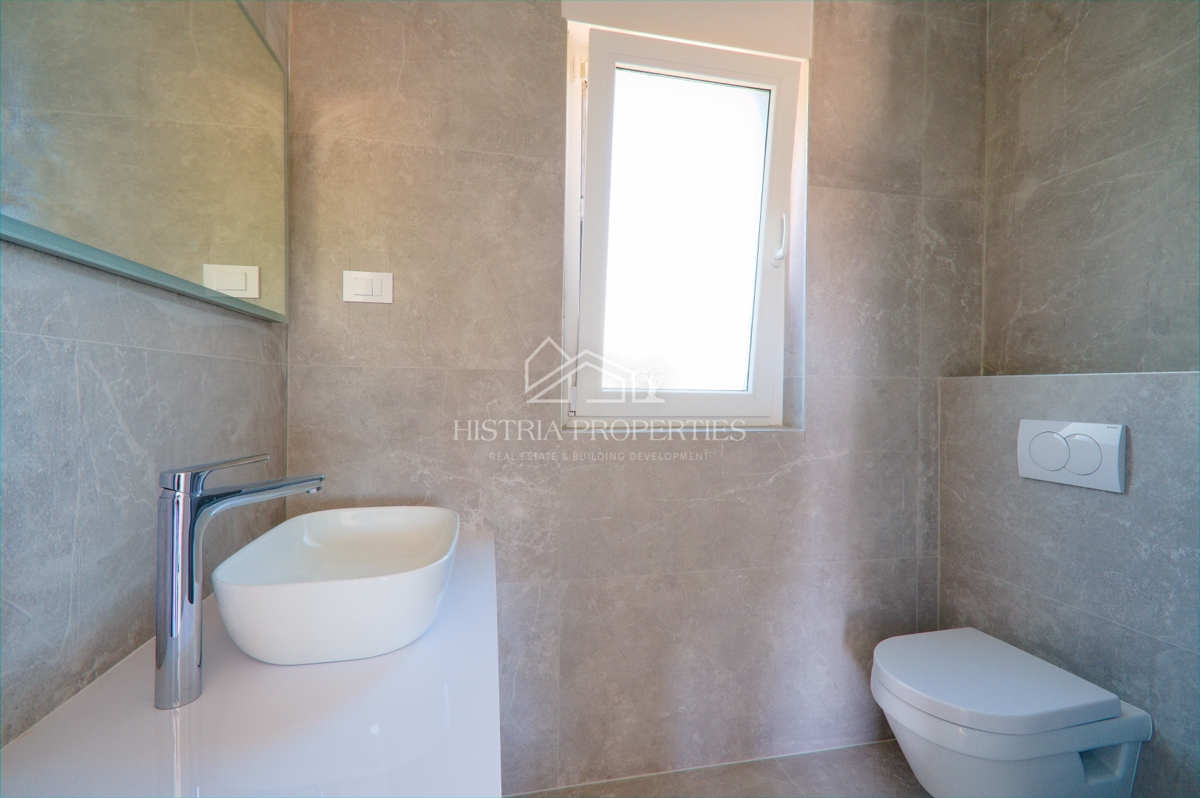 stanovanje v novi stavbi z dvigalom in teraso s pogledom na morje, takoj vseljivo