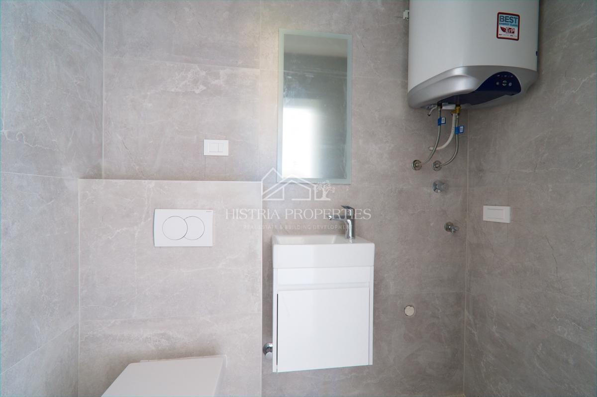 stanovanje v novi stavbi z dvigalom in teraso s pogledom na morje, takoj vseljivo