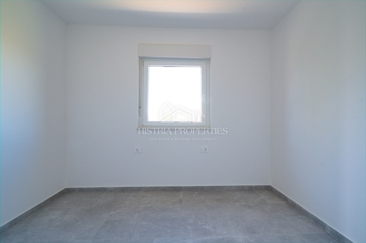 stanovanje v novi stavbi z dvigalom in teraso s pogledom na morje, takoj vseljivo