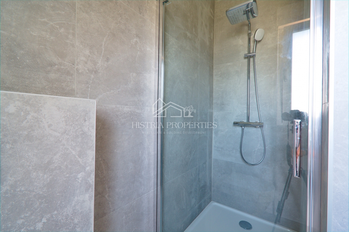 stanovanje v novi stavbi z dvigalom in teraso s pogledom na morje, takoj vseljivo