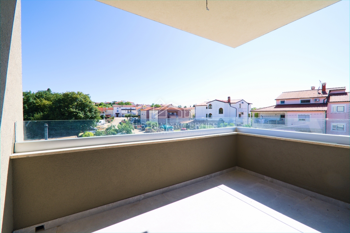 stanovanje v novi stavbi z dvigalom in teraso s pogledom na morje, takoj vseljivo