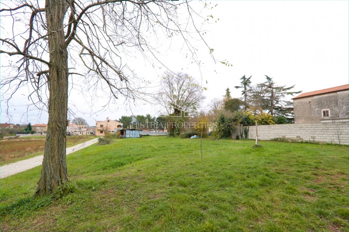 Gradbeno zemljišče v središču mesta, primerno za gradnjo vile z bazenom