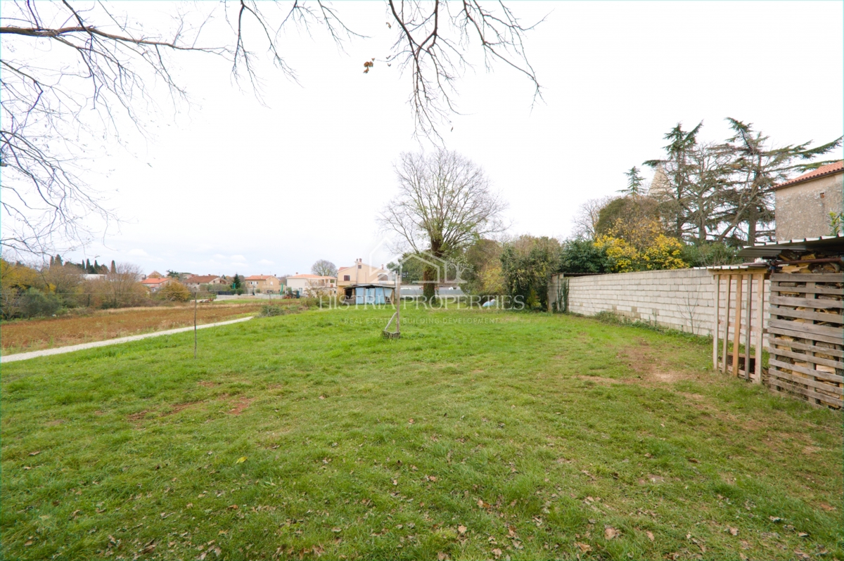 Gradbeno zemljišče v središču mesta, primerno za gradnjo vile z bazenom