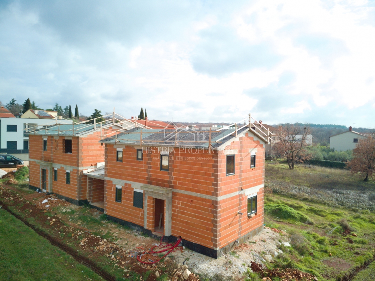 Dvojček hiše z bazenom v bližini plaže na robu privlačne vasi