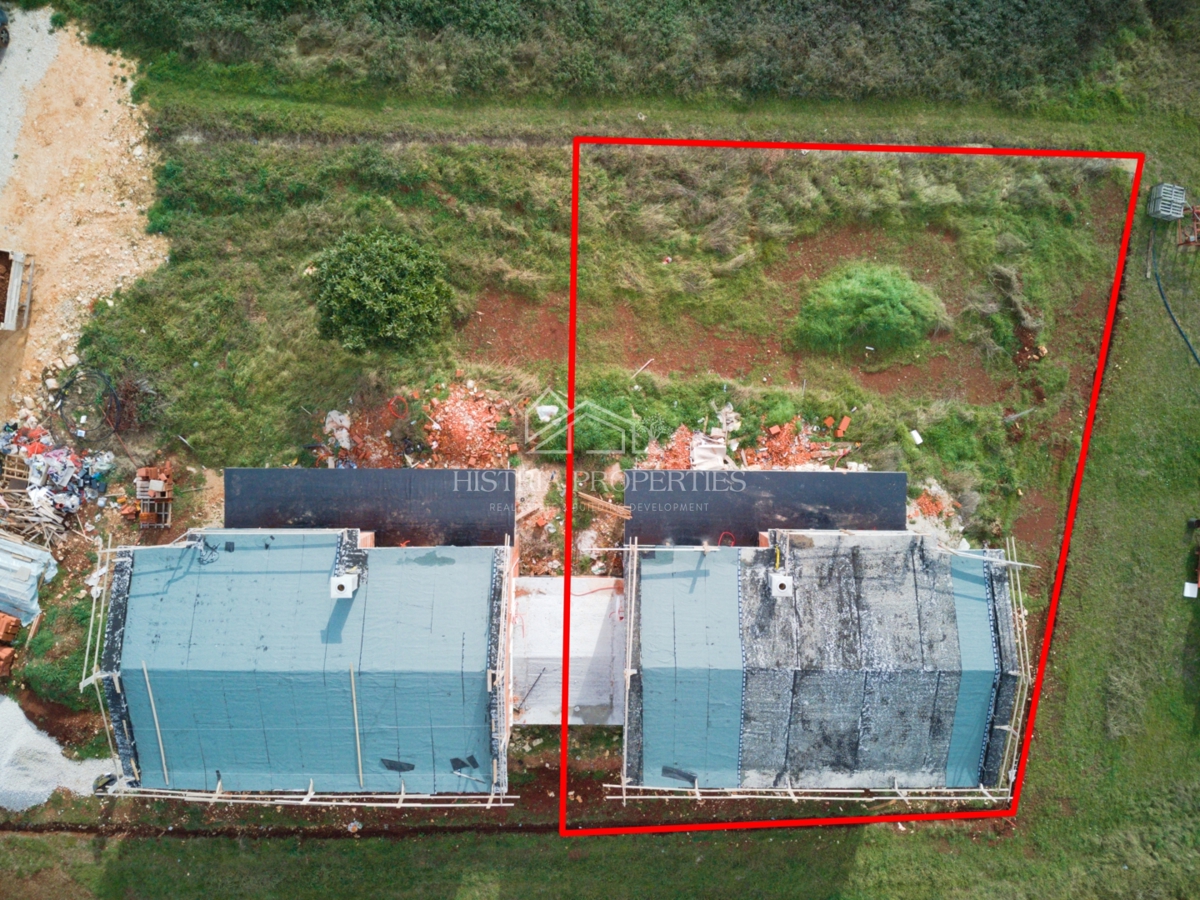 Dvojček hiše z bazenom v bližini plaže na robu privlačne vasi