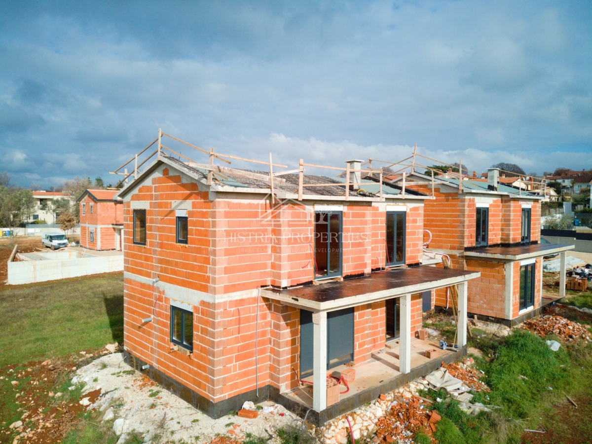 Dvojček hiše z bazenom v bližini plaže na robu privlačne vasi