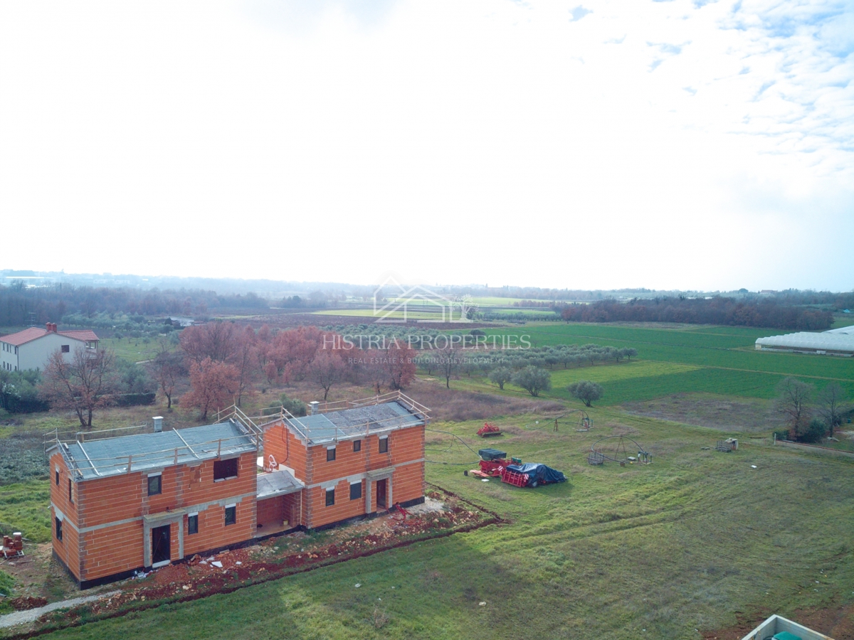 Dvojček hiše z bazenom v bližini plaže na robu privlačne vasi