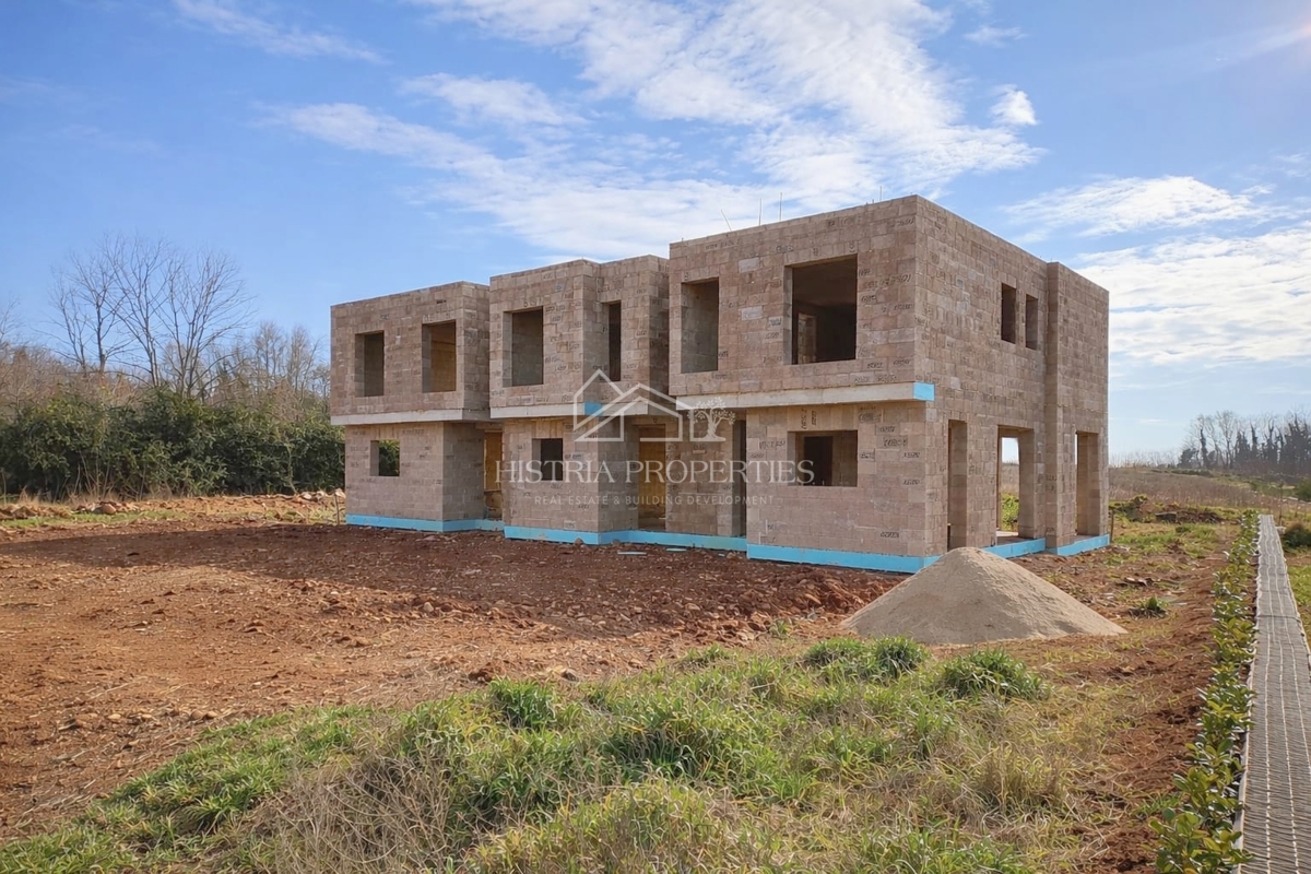 Vrstna hiša zgrajena iz 100 % ekoloških materialov v bližini Poreča