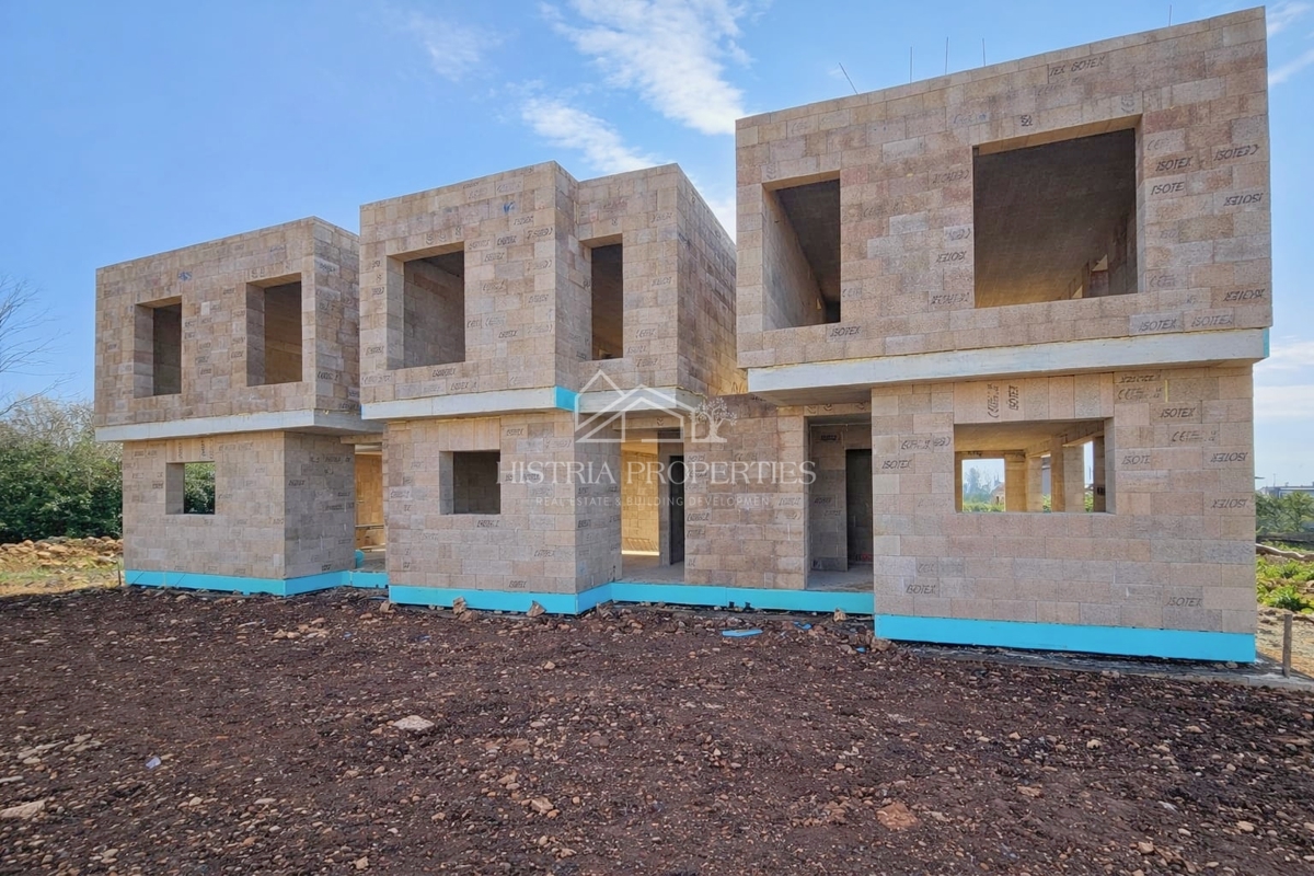 Vrstna hiša zgrajena iz 100 % ekoloških materialov v bližini Poreča