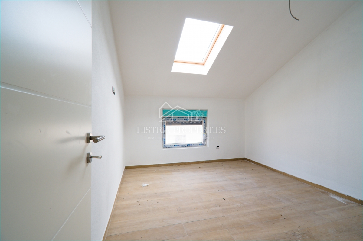 Lokacija v hoje oddaljenosti od plaže in prenovljeno stanovanje s pogledom na morje