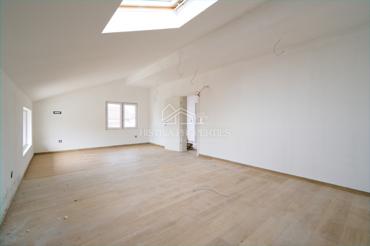 Lokacija v hoje oddaljenosti od plaže in prenovljeno stanovanje s pogledom na morje