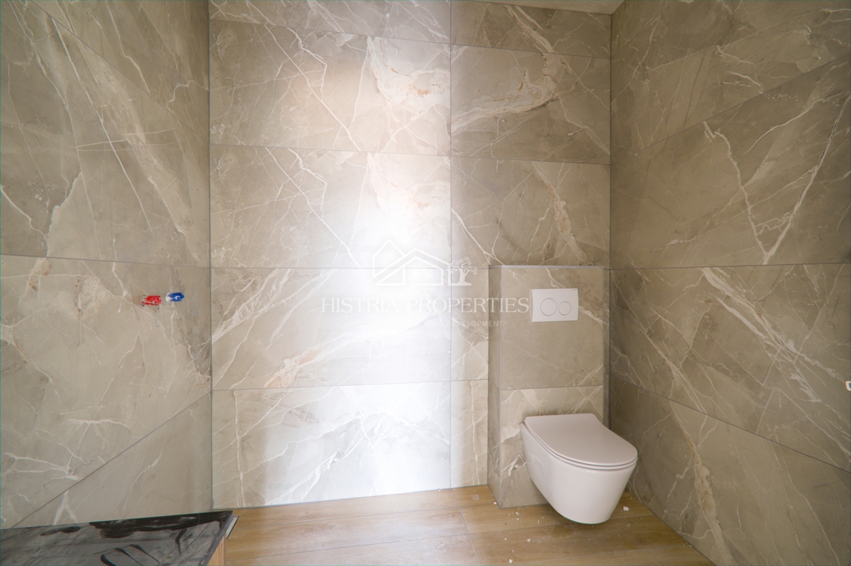 Lokacija v hoje oddaljenosti od plaže in prenovljeno stanovanje s pogledom na morje