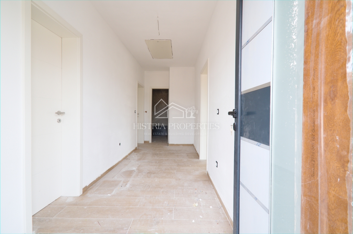 Lokacija v hoje oddaljenosti od plaže in prenovljeno stanovanje s pogledom na morje