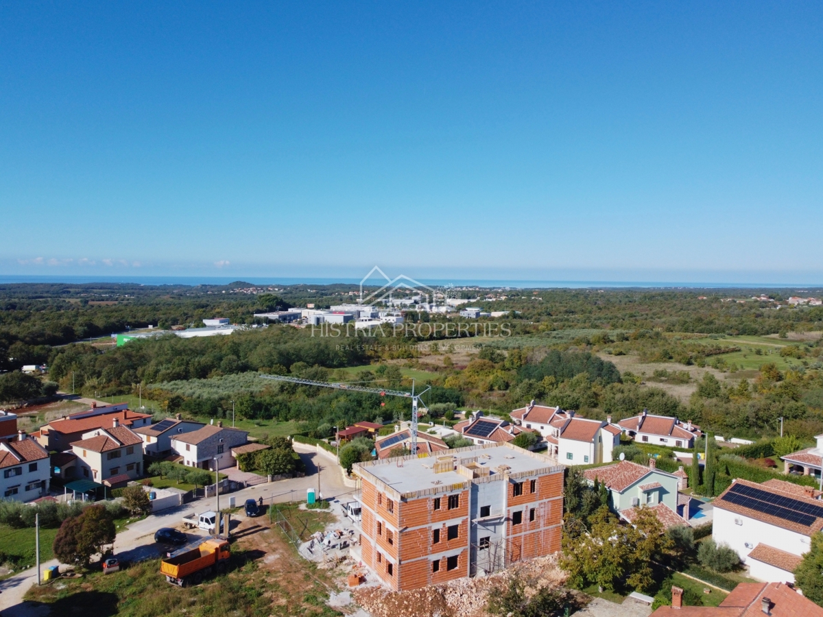 Prostorna in sončna terasa s panoramskim razgledom in moderno stanovanje v novogradnji v bližini Poreča